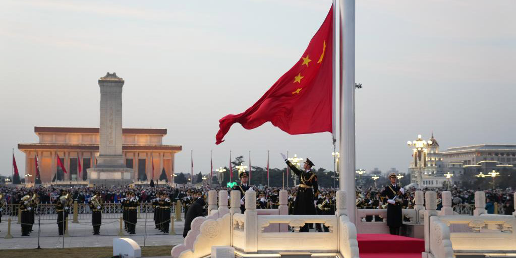 Cerimônia de hasteamento da bandeira nacional é realizada na Praça Tian'anmen, em Beijing