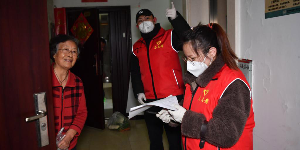 Funcionários e voluntários permanecem em serviço na véspera de Ano Novo para conter o ressurgimento da COVID-19 em Xi'an