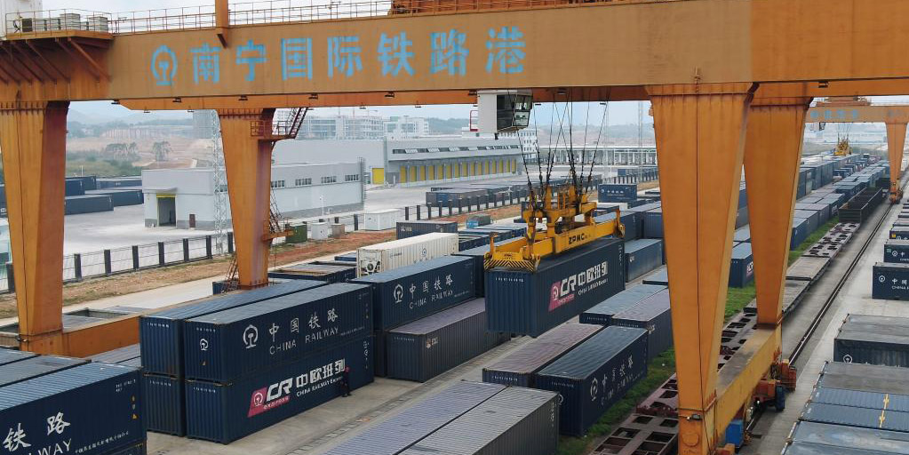Guindaste de pórtico carrega contêineres em trem de carga no porto ferroviário internacional de Nanning, no sul da China
