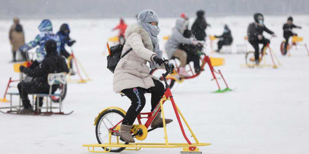 Pessoas se divertem em parque recreativo de inverno em Harbin