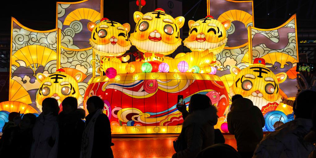 Pessoas visitam show de lanternas em Xinjiang
