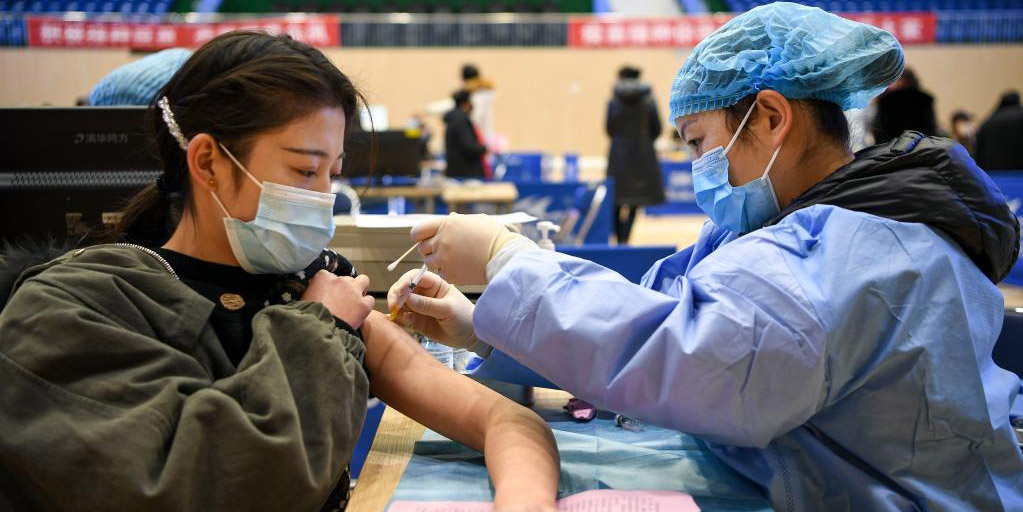 Pessoas tomam vacinas contra COVID-19 em Yinchuan, Ningxia, no noroeste da China