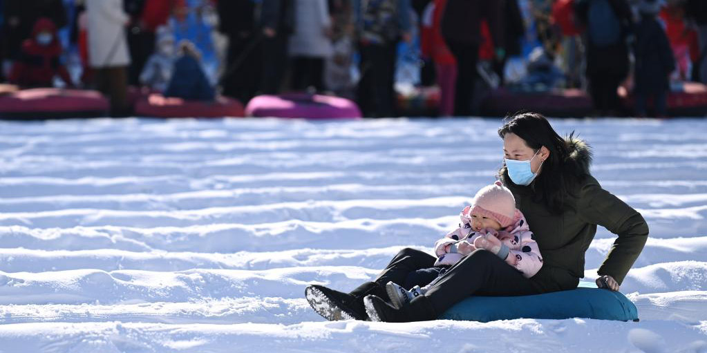 Pessoas aproveitam feriado no evento “carnaval de gelo e neve” em Beijing