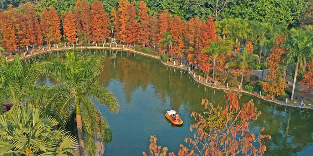 Turistas visitam Parque Jinhuacha em Nanning, no sul da China
