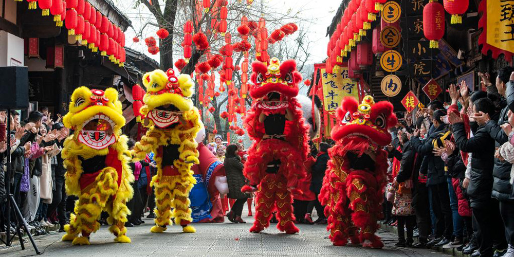 Artistas folclóricos se apresentam para celebrar a próxima Festa da Primavera em Sichuan, no sudoeste da China
