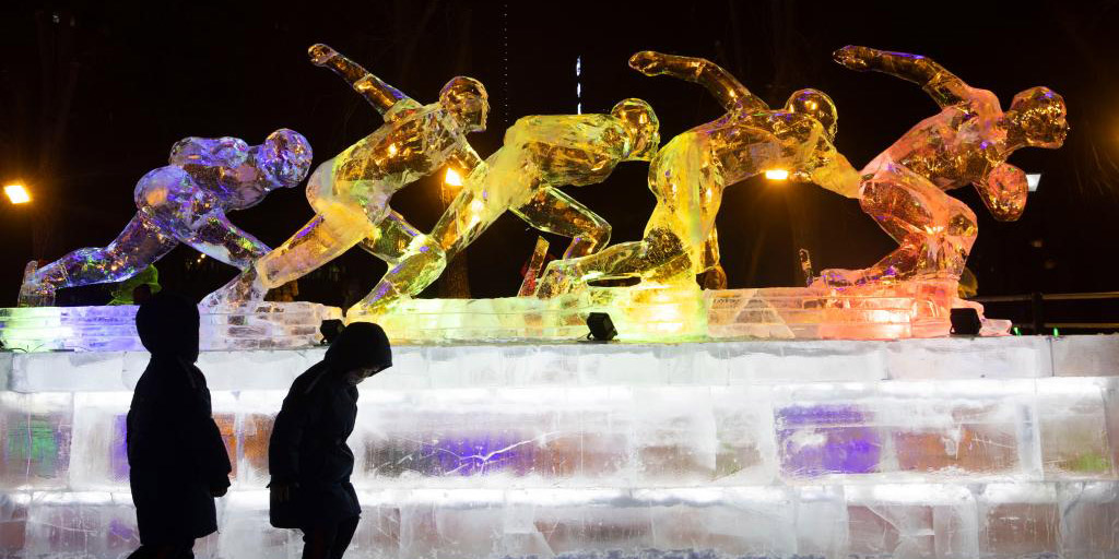 Pessoas visitam a 48ª feira de lanternas de gelo de Harbin em Heilongjiang, no nordeste da China