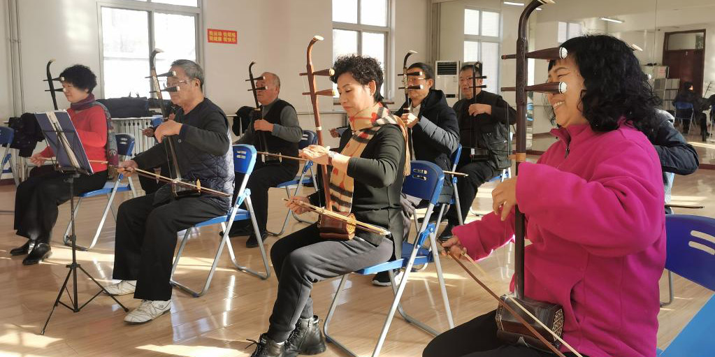 Universidades da terceira idade permitem que idosos chineses desfrutem da vida após aposentadoria