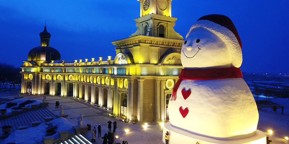 Cidade chinesa de Harbin ergue boneco de neve de 18 metros de altura