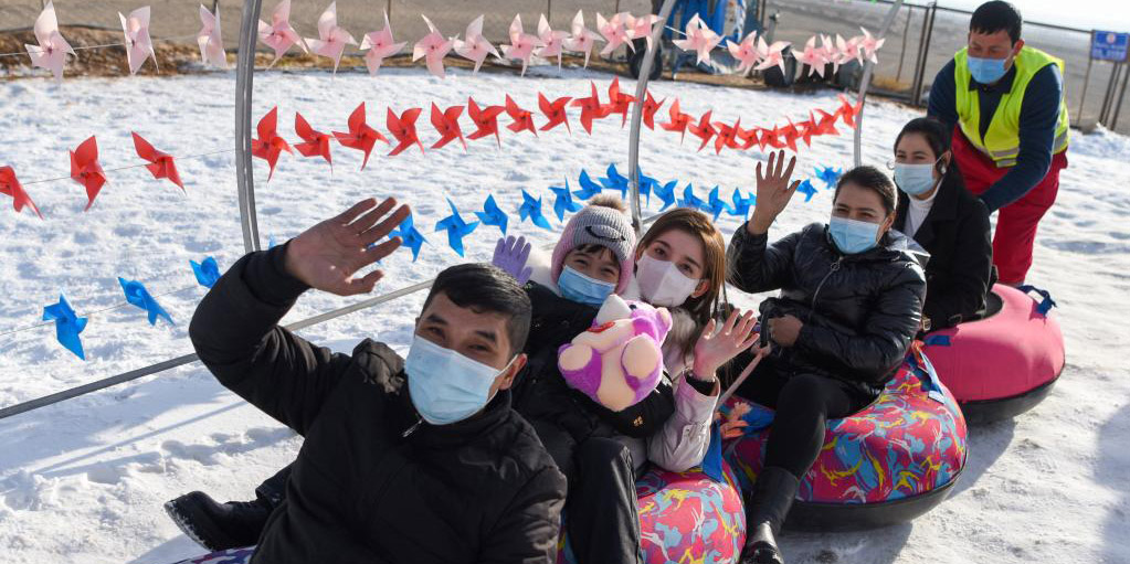 Estância de esqui em deserto alimenta paixão por esportes de inverno em Xinjiang