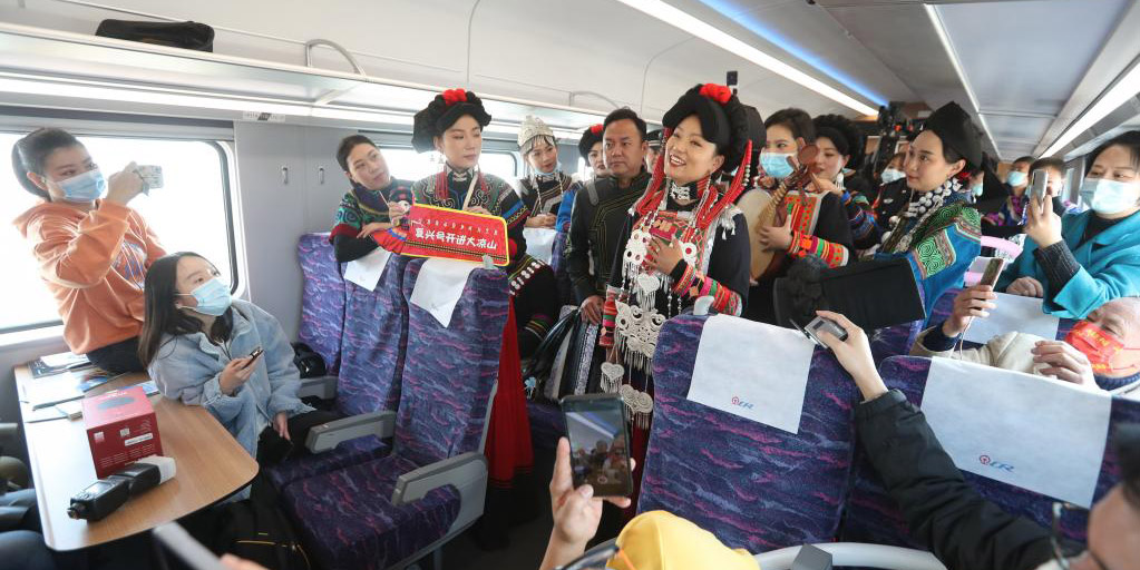 Remota Montanha Daliang, no sudoeste da China, ganha seu primeiro trem-bala