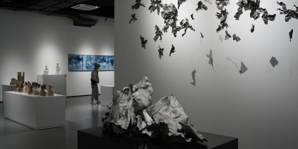 Visitantes assistem à prévia da Bienal Internacional de Arte Cerâmica de Jingdezhen 2021
