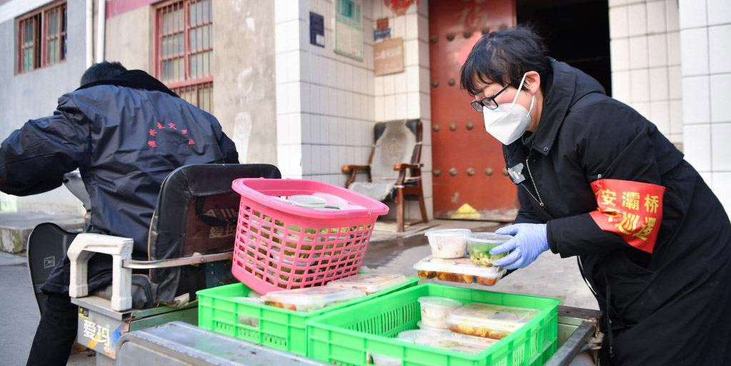 "Aldeia urbana" de Xi'an fornece refeições gratuitas a moradores necessitados em meio ao ressurgimento da COVID-19