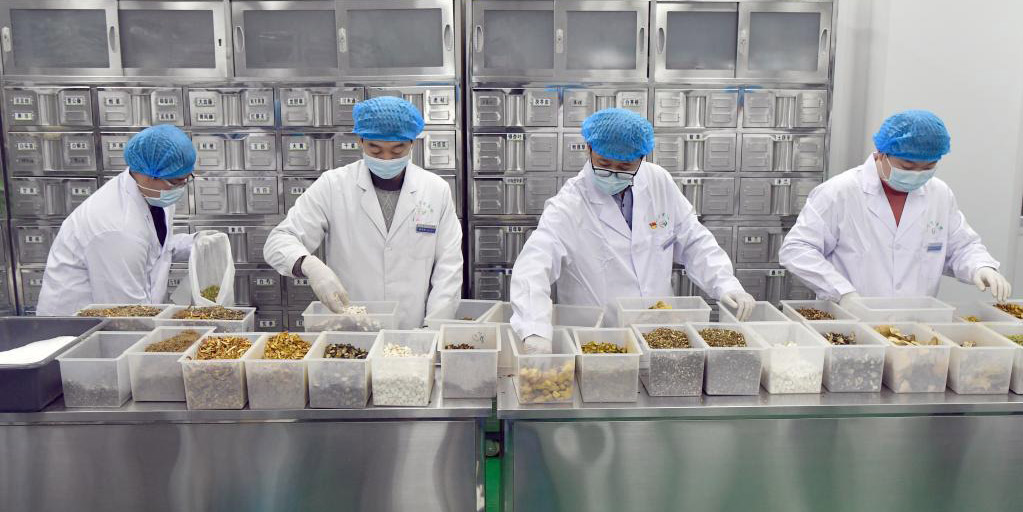Cidade no centro da China incorpora Medicina Tradicional Chinesa em tentativa de controlar infecções por COVID-19