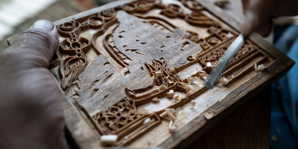 Centenária arte de entalhar madeira melhora qualidade de vida de habitantes locais no Tibet