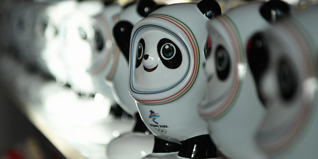 Fábrica de porcelana em Fujian produz mascotes olímpicos de Beijing 2022