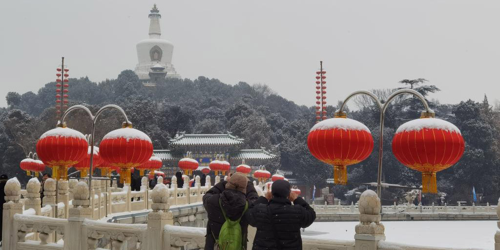 Pessoas apreciam paisagens de neve em pontos turísticos de Beijing