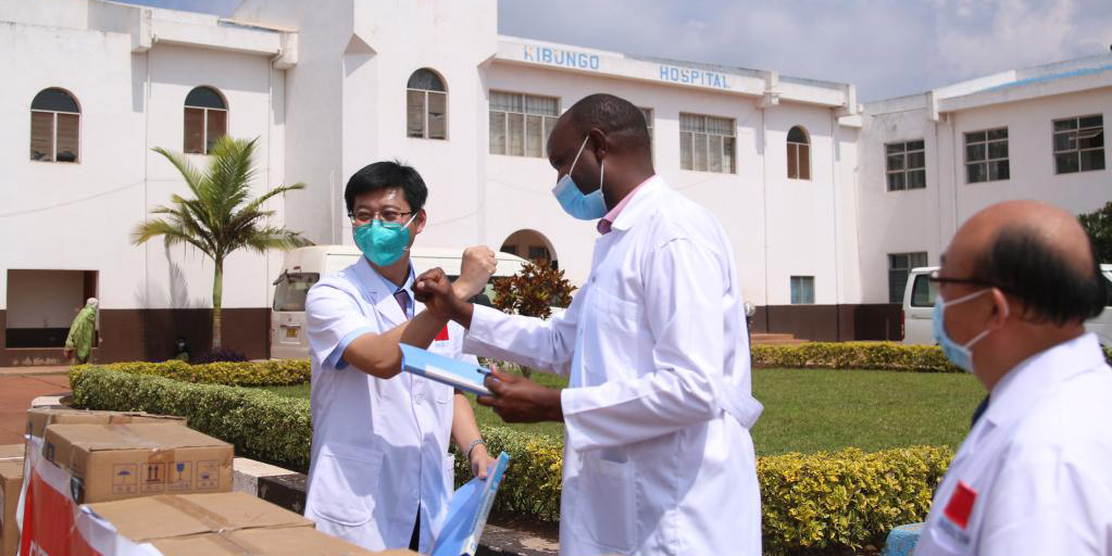 Equipe médica chinesa doa suprimentos médicos ao hospital Kibungo em Ruanda