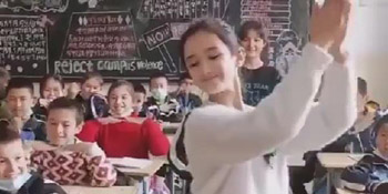 Garotas de Xinjiang dançam em sala de aula