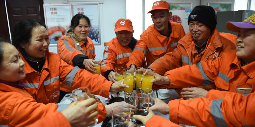Trabalhadores do saneamento se reúnem para jantar de reencontro em Hefei, no leste da China