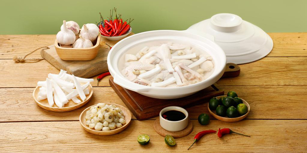 Hotpot que ferve ingredientes em água de coco atrai clientes a restaurantes em Hainan