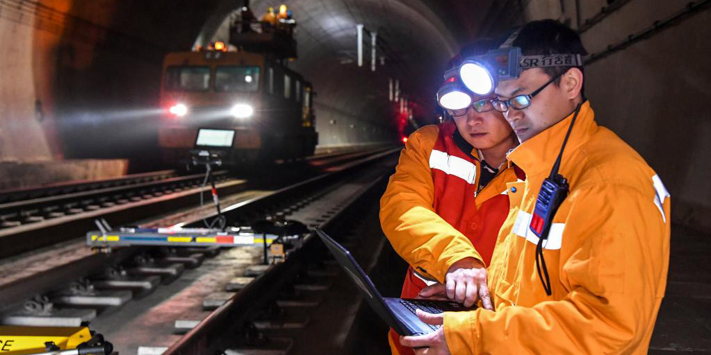 Funcionários ferroviários de Guangxi realizam inspeção de rotina em trens para garantir a segurança em viagem