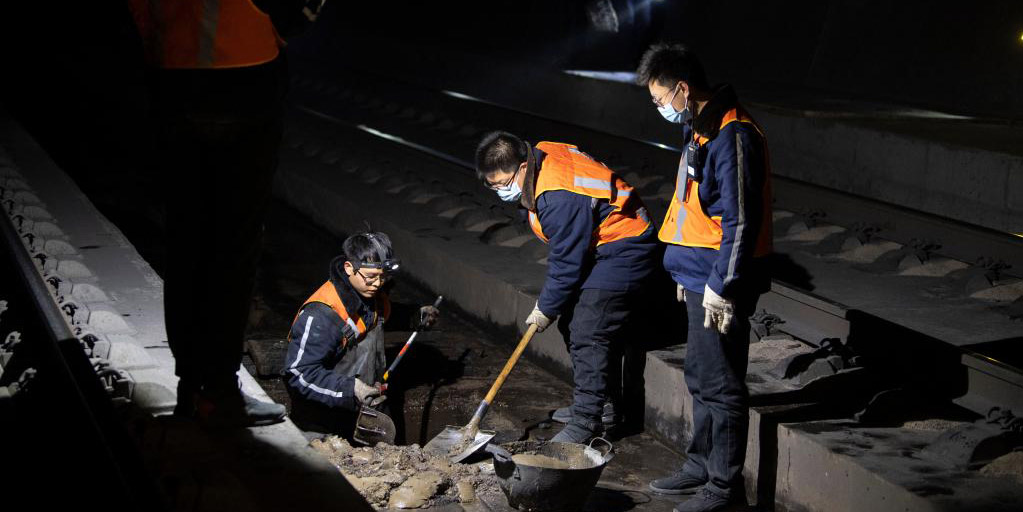 Funcionários fazem manutenção do sistema de esgoto da ferrovia Taiyuan-Zhongwei