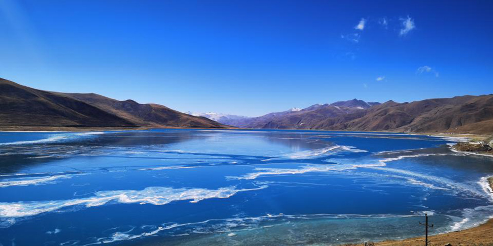 Paisagem do lago Yamzbog Yumco em Shannan, Tibet