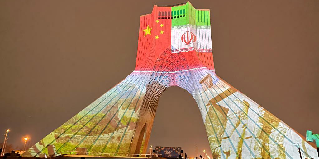 Torre icônica do Irã pisca em vermelho para Ano Novo Chinês