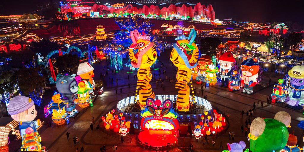 Feira das lanternas é realizada para celebrar o Ano Novo Lunar Chinês em Zigong, Sichuan