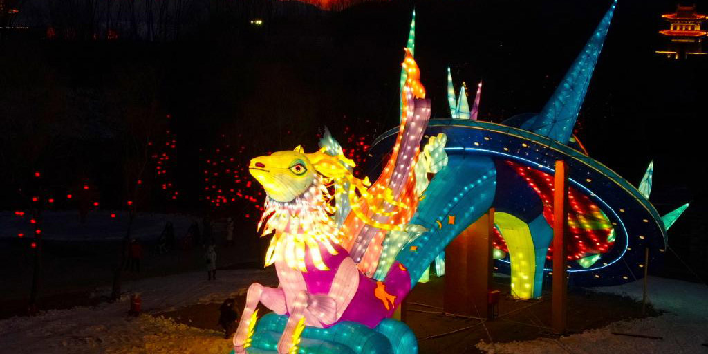 Turistas visitam show de lanternas em Shenyang em comemoração ao Ano Novo Lunar Chinês
