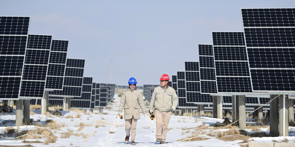 Funcionários de empresa de energia elétrica intensificam inspeção em usina fotovoltaica em Qinghai