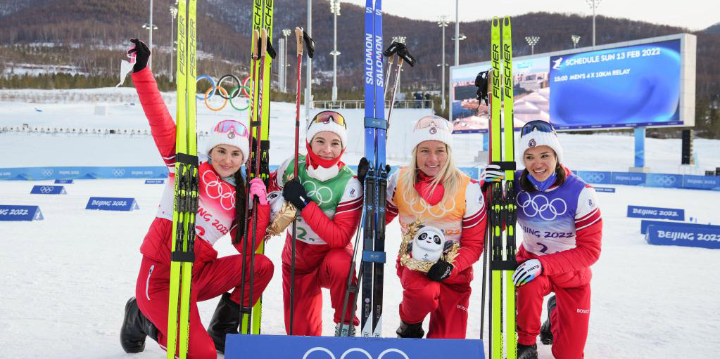 Comitê Olímpico Russo ganha ouro no revezamento 4x5km feminino de esqui cross-country em Beijing 2022
