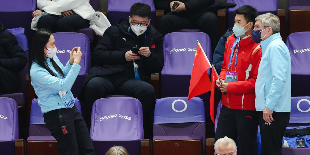 Presidente do COI assiste a patinação de velocidade em pista curta e se encontra com atleta chinês