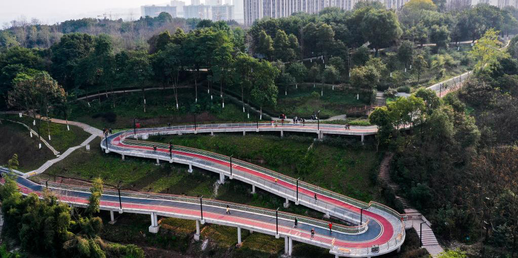 Vista de pista de caminhada em Chongqing, no sudoeste da China