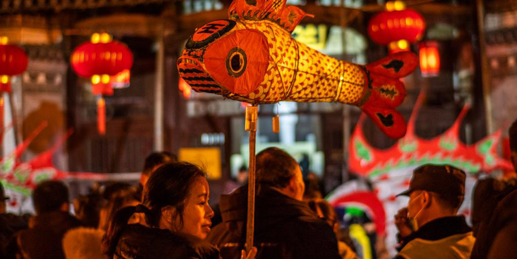 Chineses celebram o Festival de Lanternas ao redor do país