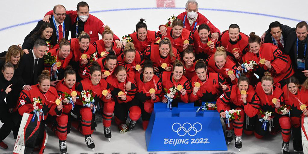 Canadá vence os Estados Unidos e conquista ouro no hóquei no gelo feminino, em revanche da última final olímpica