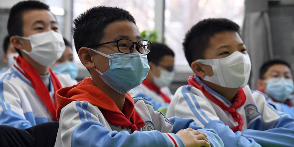 Estudantes de escolas primárias e secundárias começam novo semestre na China