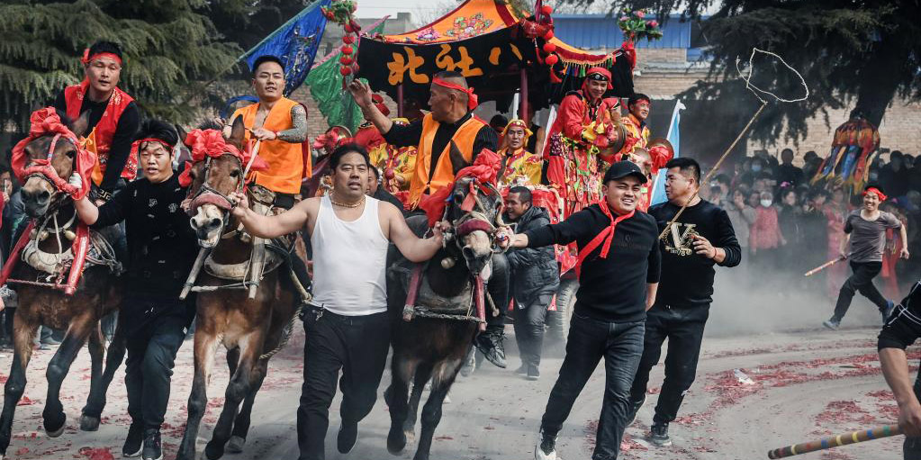 Realizado desfile tradicional Shehuo na província chinesa de Shaanxi