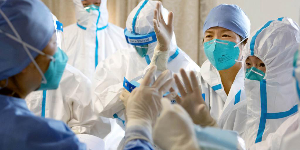 Profissionais da saúde lutam contra o último ressurgimento da COVID-19 em Shanghai