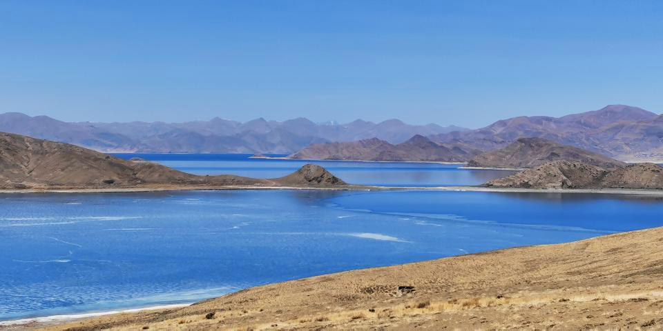 Paisagem do Lago Yamzbog Yumco no Tibet