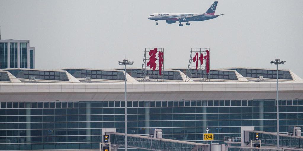 Primeiro aeroporto de carga da China completa voo-teste de avião cargueiro