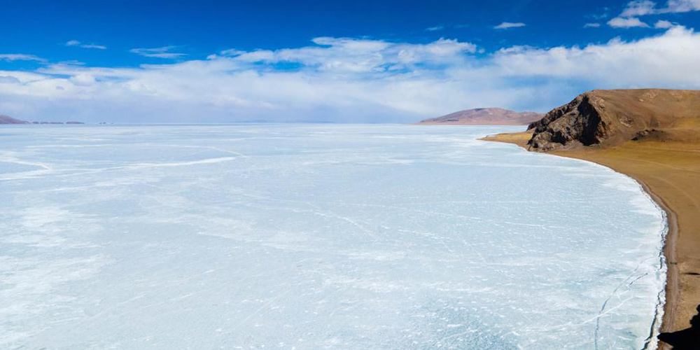 Paisagem do Lago Serling Tso congelado no Tibet