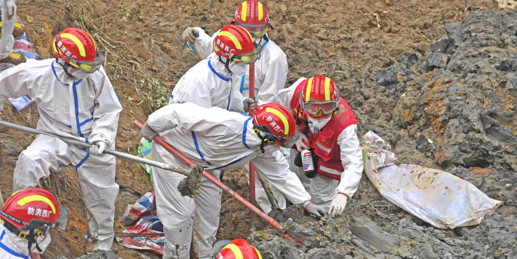 Equipes de resgate realizam trabalhos de busca e resgate no local central da recente queda de avião em Guangxi