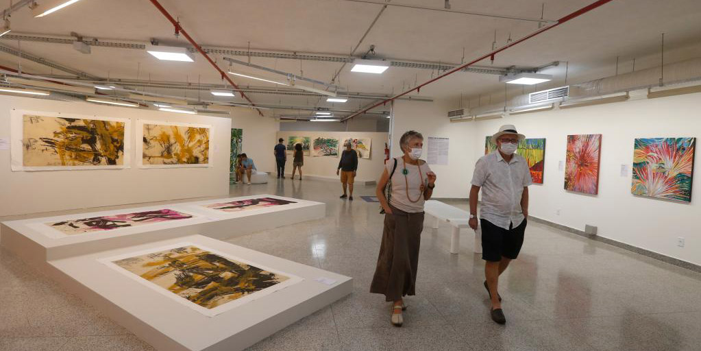 Pessoas visitam exposição destacando Arte Chinesa e Brasileira no Brasil
