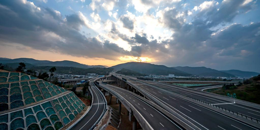 Nova via expressa Chuxiong-Dali é aberta ao tráfego de veículos