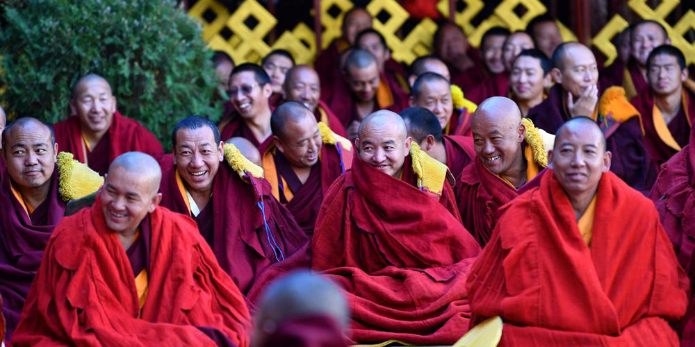 Treze budistas tibetanos recebem título de doutorado