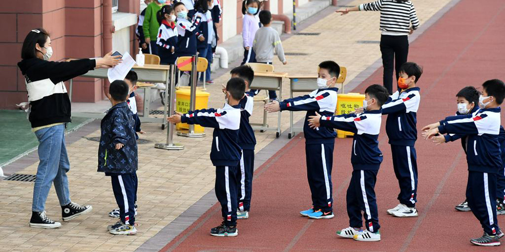 Escolas primárias e secundárias reiniciam ensino presencial em Qingdao, província de Shandong