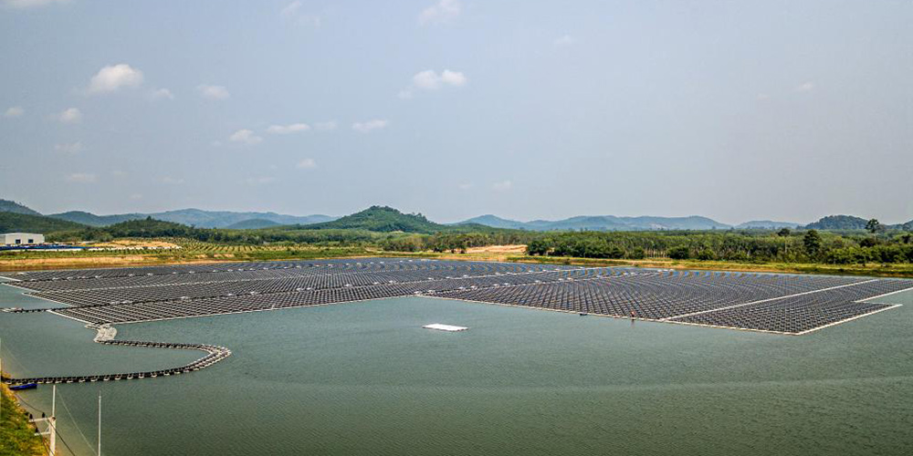 Projeto fotovoltaica flutuante na Tailândia é construído com apoio da Huawei