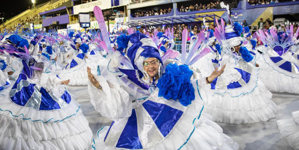 Foliões se apresentam durante desfile do Carnaval no Rio de Janeiro