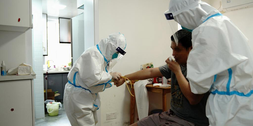 Centro de emergências médicas de Shanghai garante atendimento emergencial a pacientes em meio ao ressurgimento da COVID-19